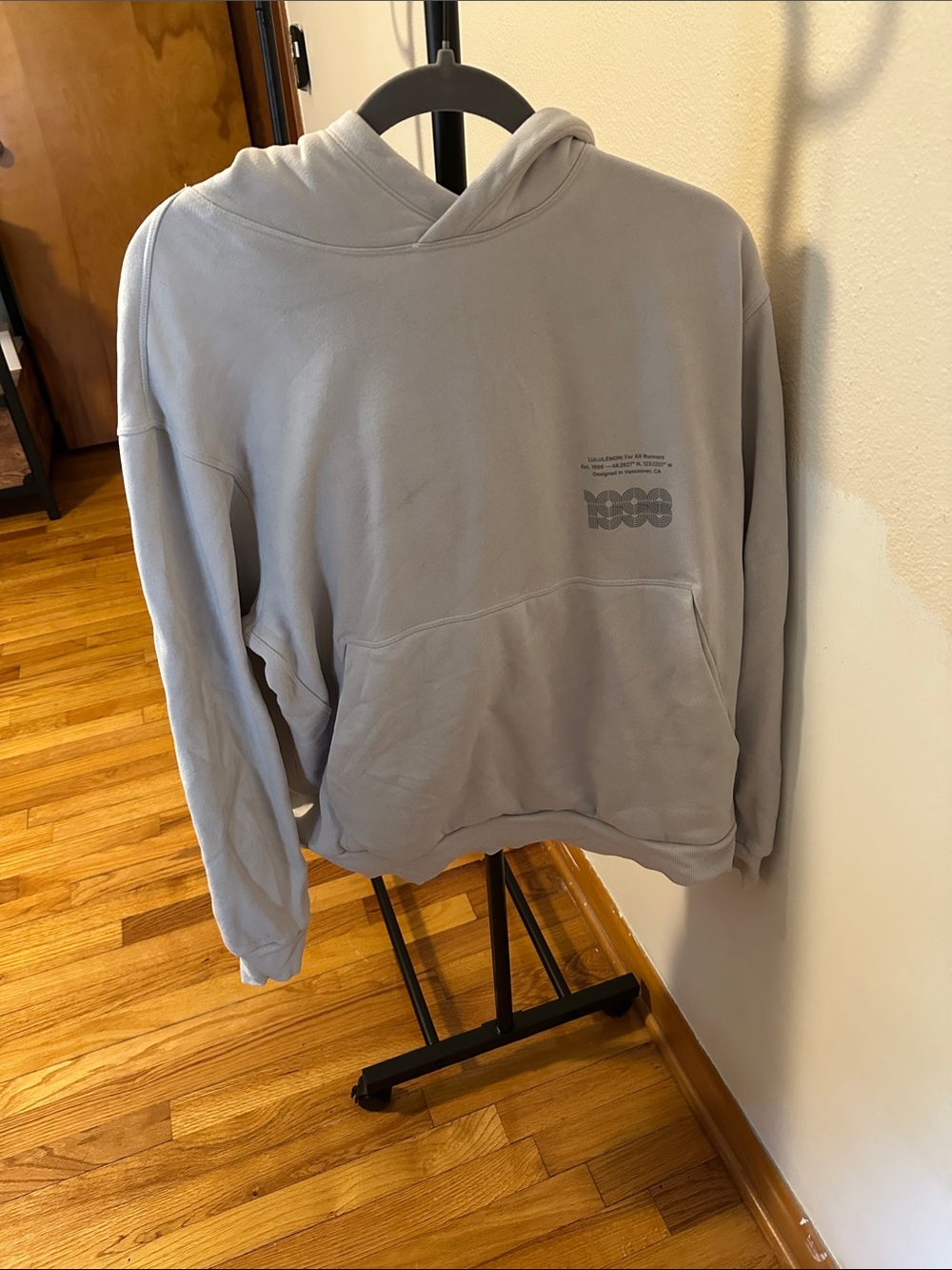 lululemon athletica Men's Light Gray Pullover Hoodie with Subtle Graphic